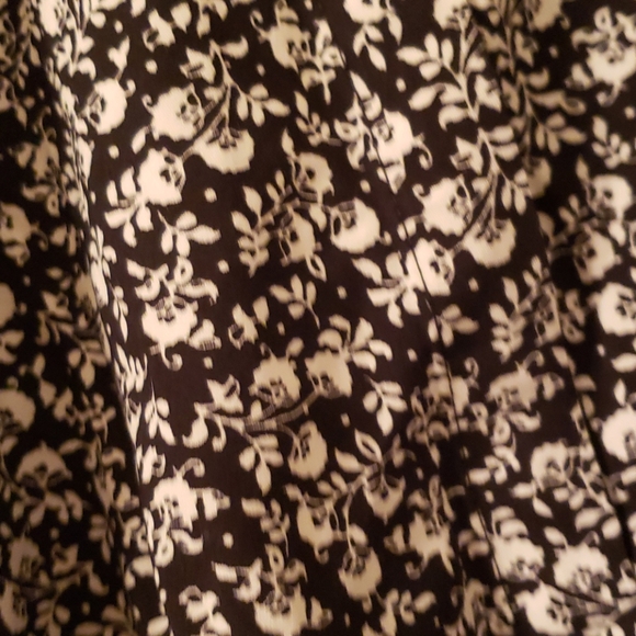 Black and white floral top - Picture 2 of 3